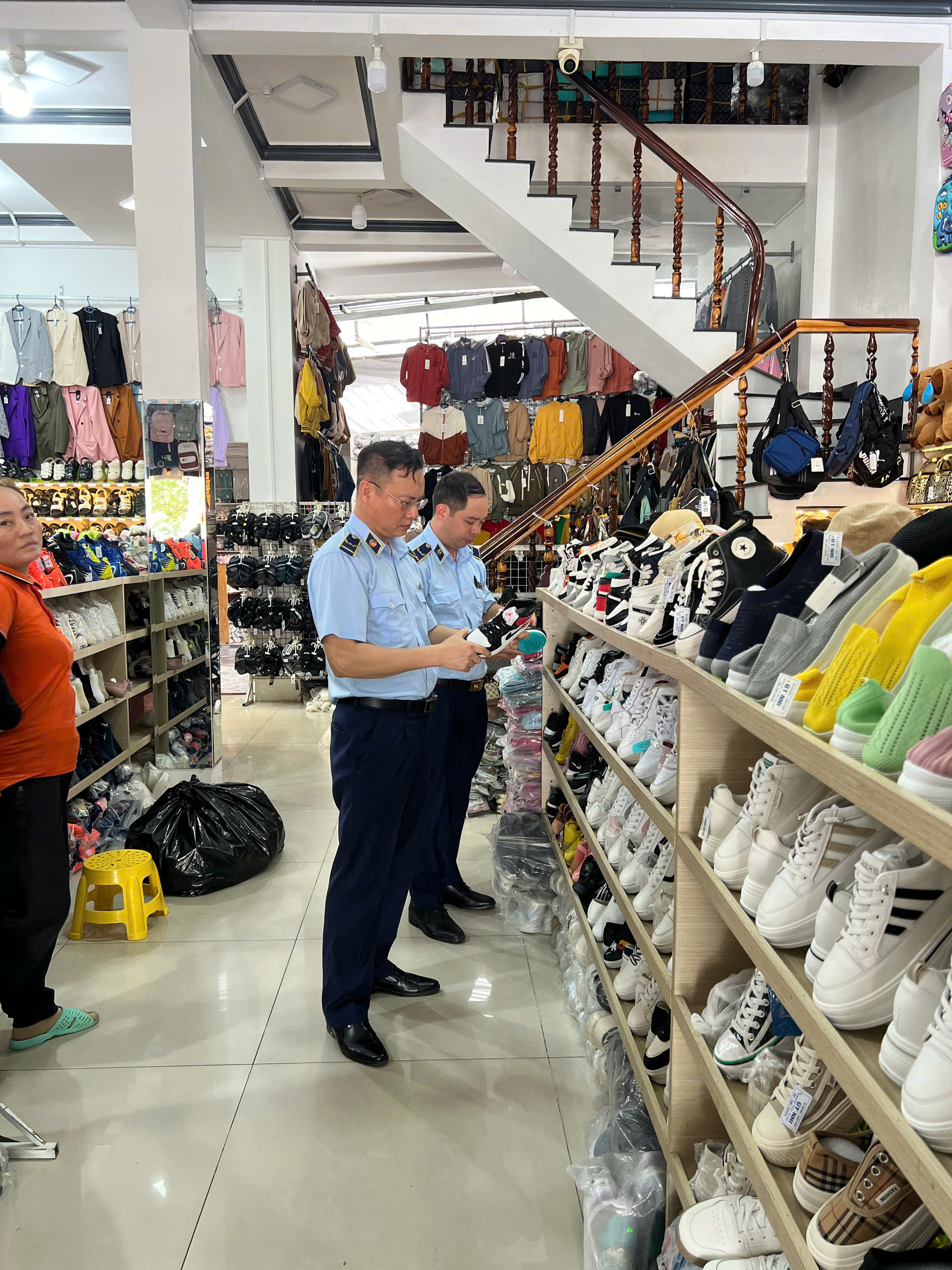 Ninh Thuận: Đội QLTT số 1 xử phạt các cơ sở kinh doanh hàng hóa không rõ nguồn gốc xuất xứ và hàng hoá có giả mạo nhãn hiệu trên trang facebook cá nhân
