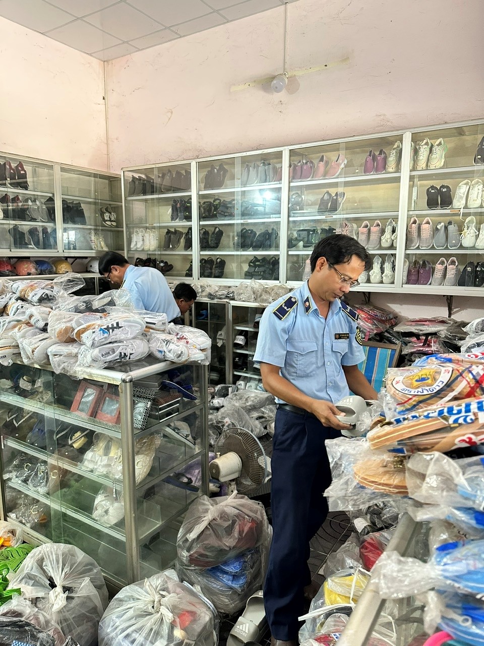 Kiểm soát viên đang kiểm tra hàng hóa tại cơ sở